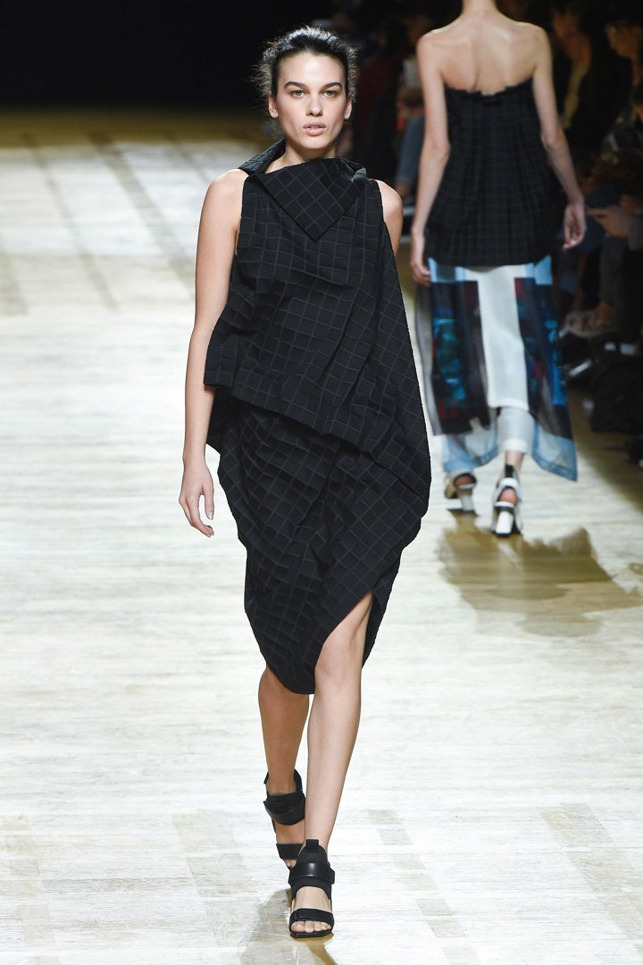 Issey Miyake（三宅一生）2025巴黎时装周时装秀