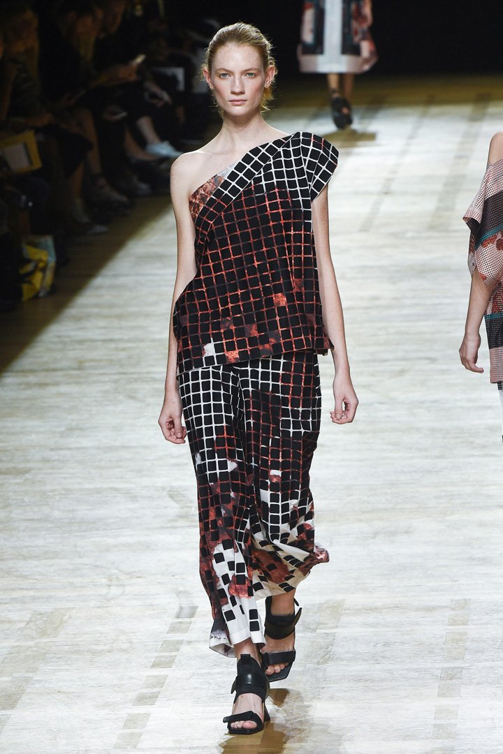 Issey Miyake（三宅一生）2025巴黎时装周时装秀