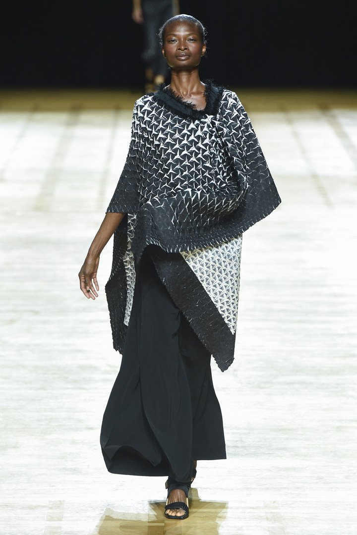 Issey Miyake（三宅一生）2025巴黎时装周时装秀