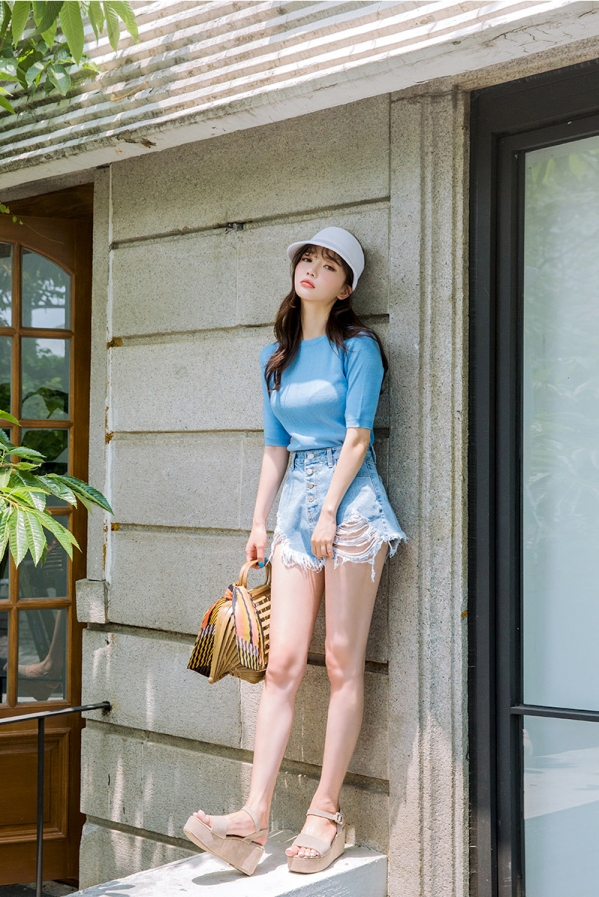 浅蓝色牛仔短裤配什么上衣 打造夏日小清新