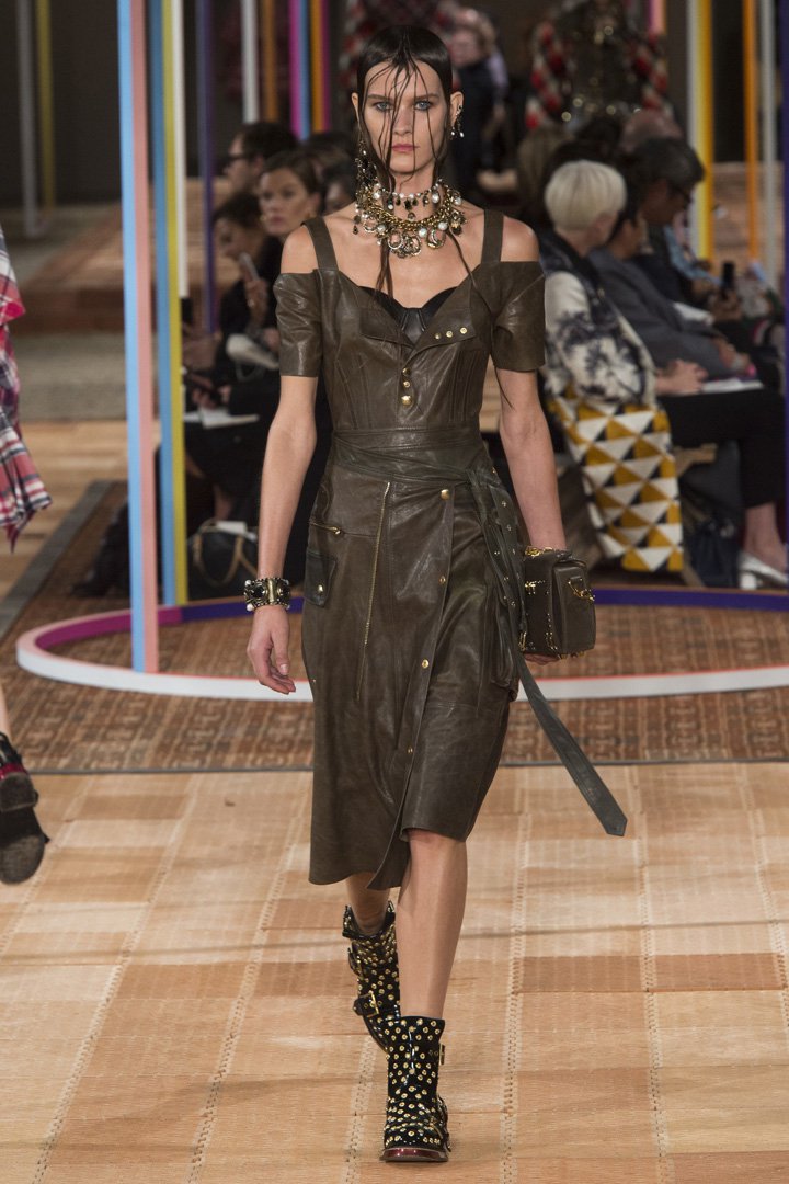 Alexander McQueen 2025巴黎时装周时装秀