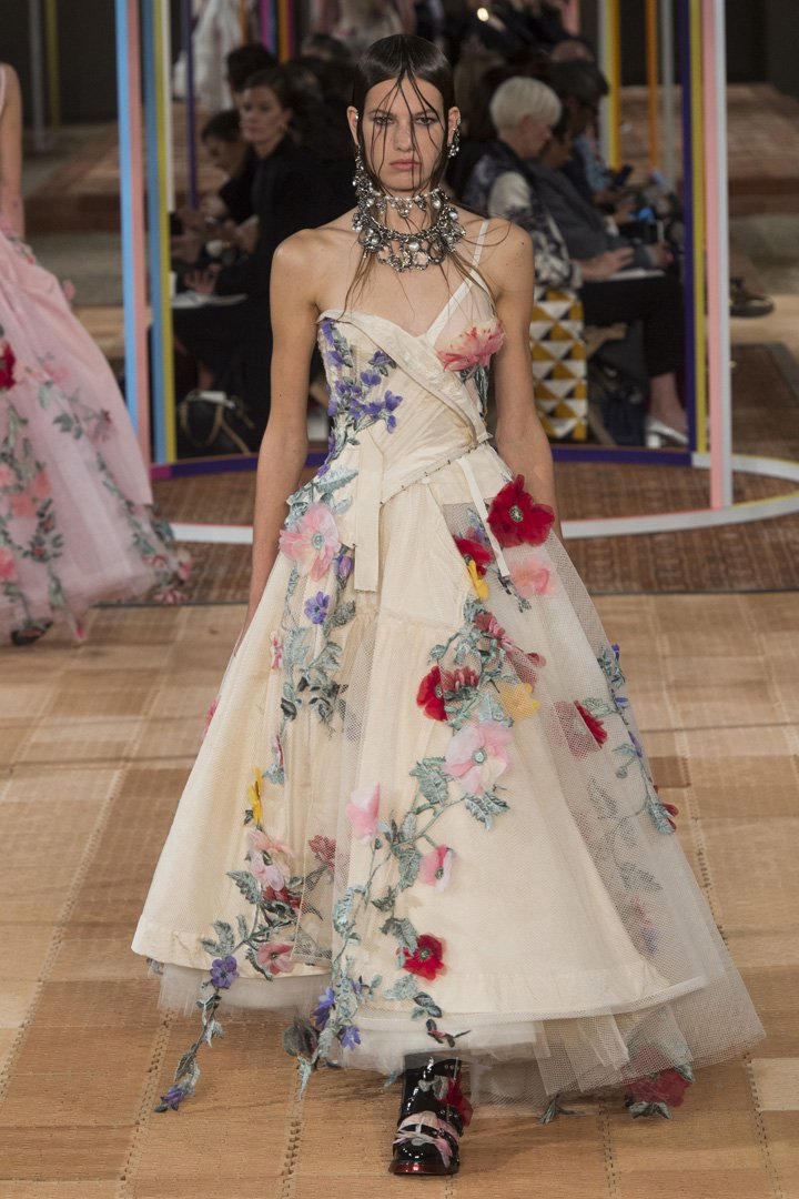 Alexander McQueen 2025巴黎时装周时装秀