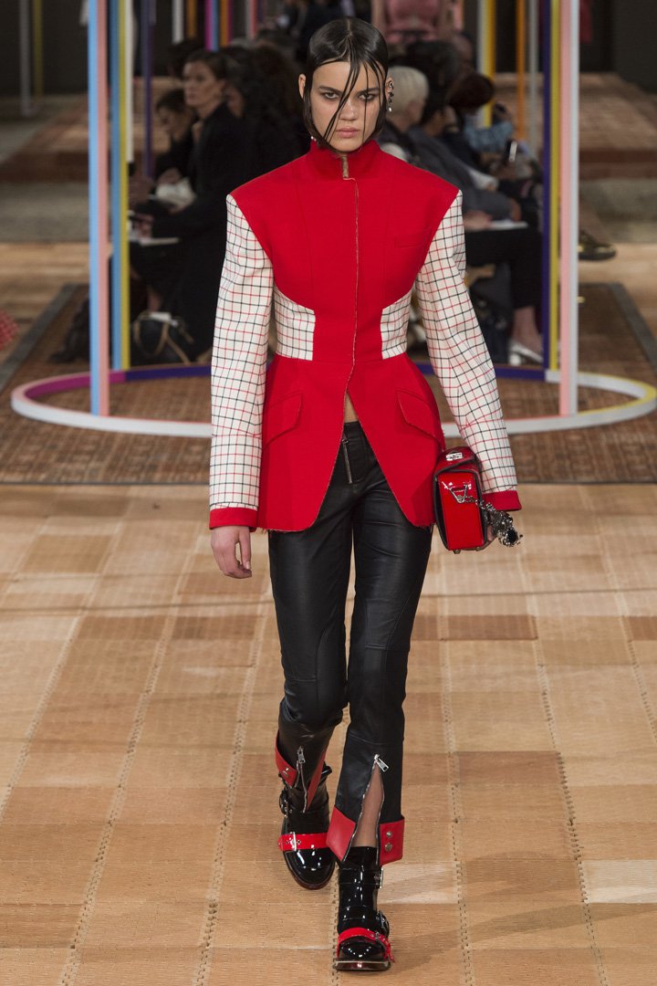 Alexander McQueen 2025巴黎时装周时装秀