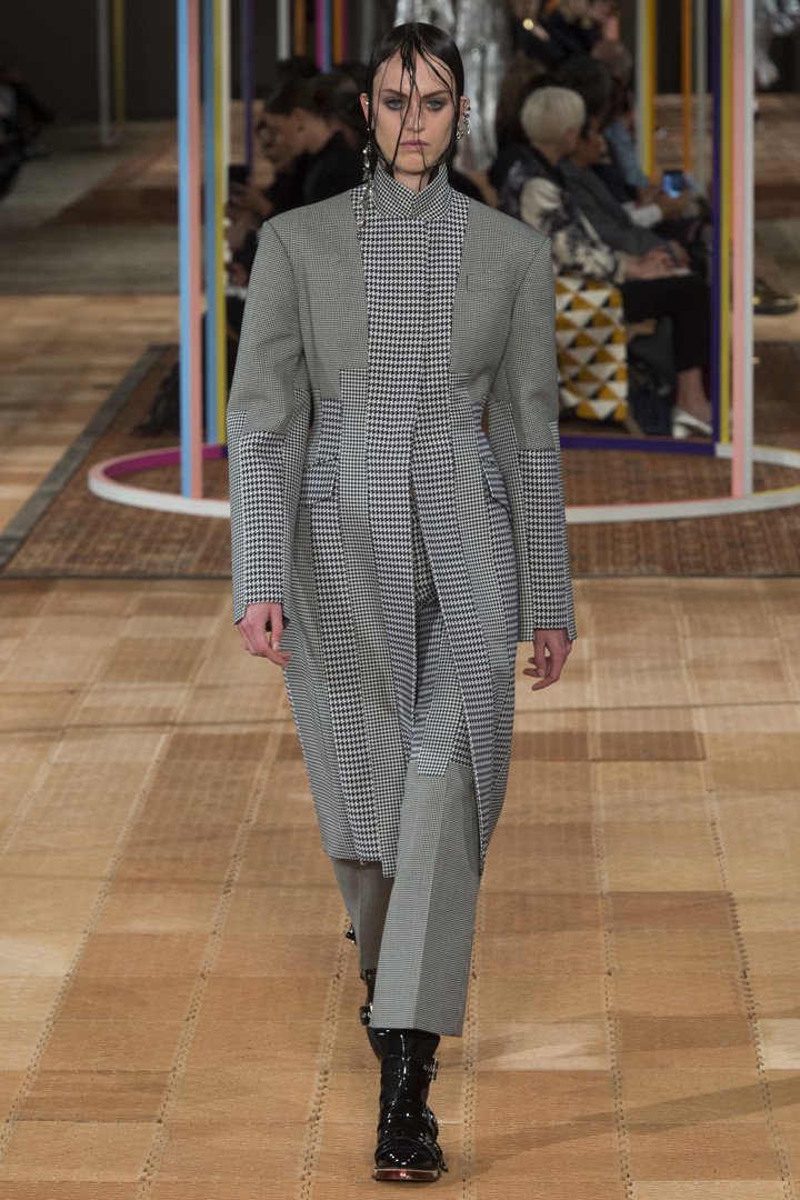 Alexander McQueen 2025巴黎时装周时装秀