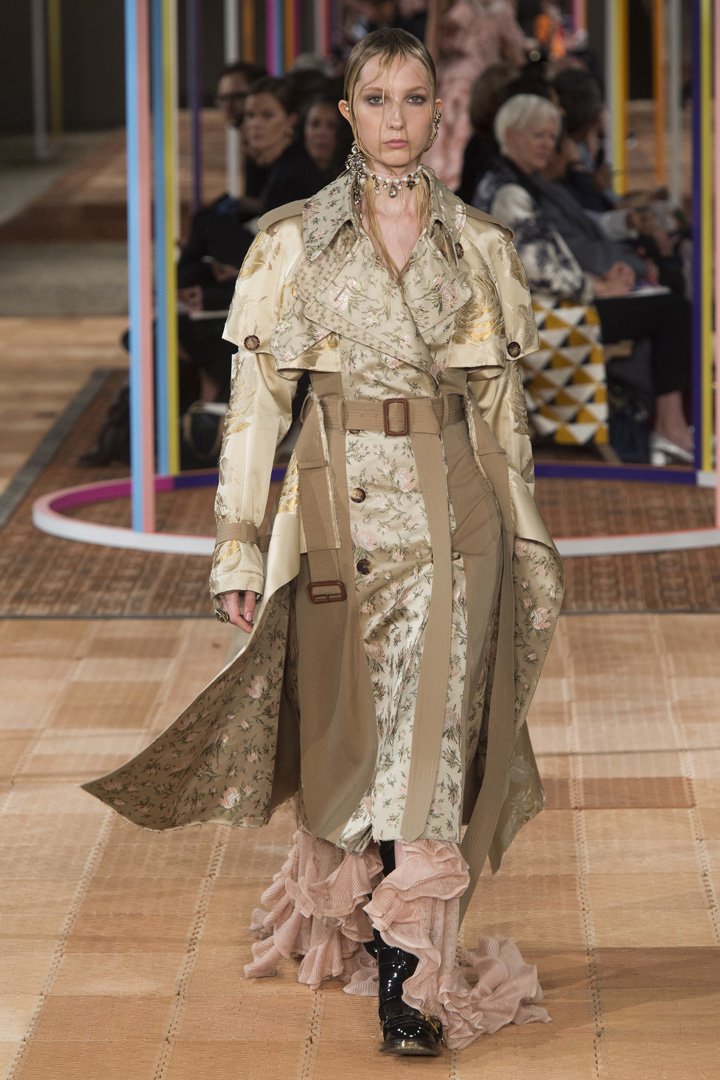 Alexander McQueen 2025巴黎时装周时装秀