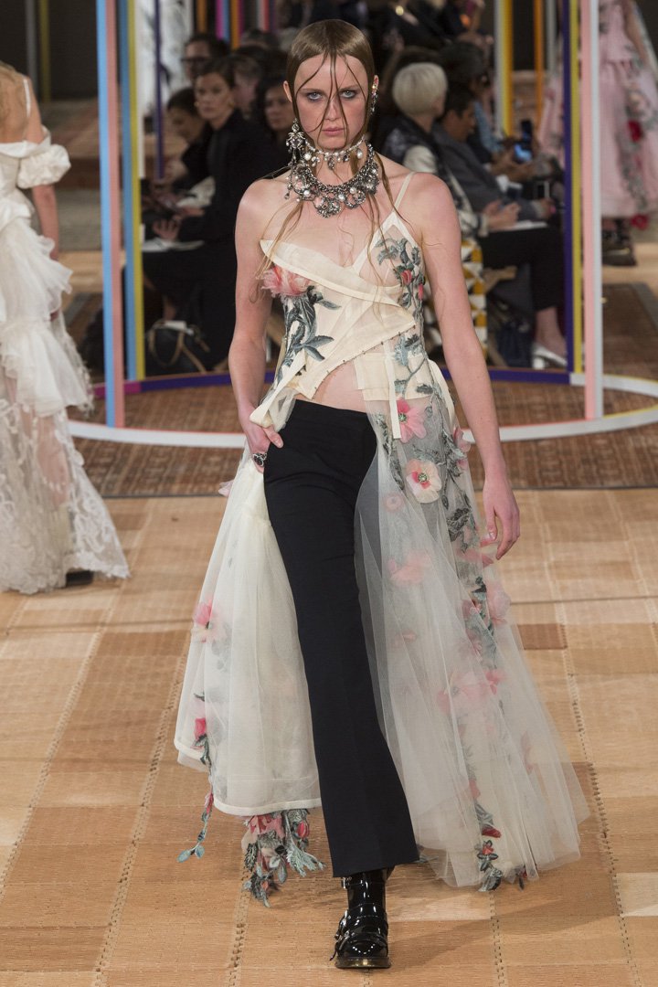 Alexander McQueen 2025巴黎时装周时装秀