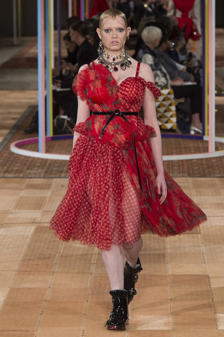 Alexander McQueen 2025巴黎时装周时装秀