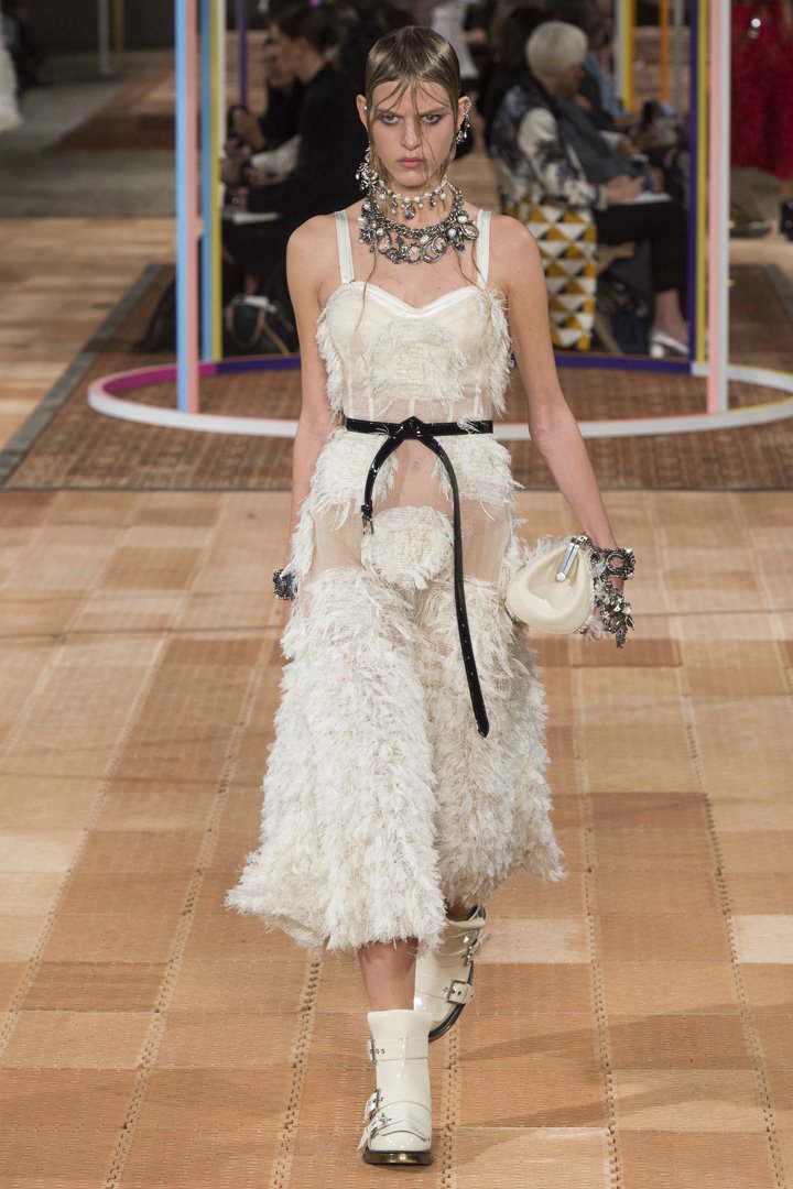 Alexander McQueen 2025巴黎时装周时装秀