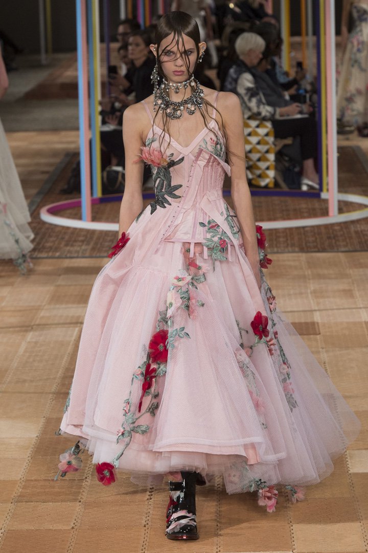 Alexander McQueen 2025巴黎时装周时装秀