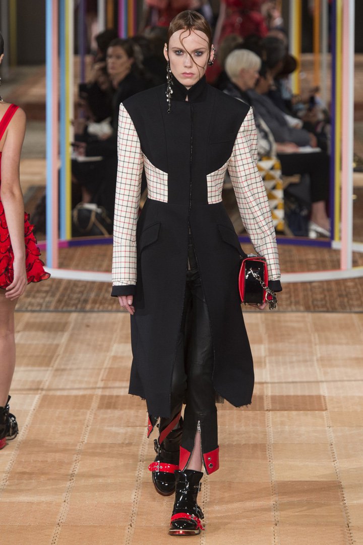 Alexander McQueen 2025巴黎时装周时装秀