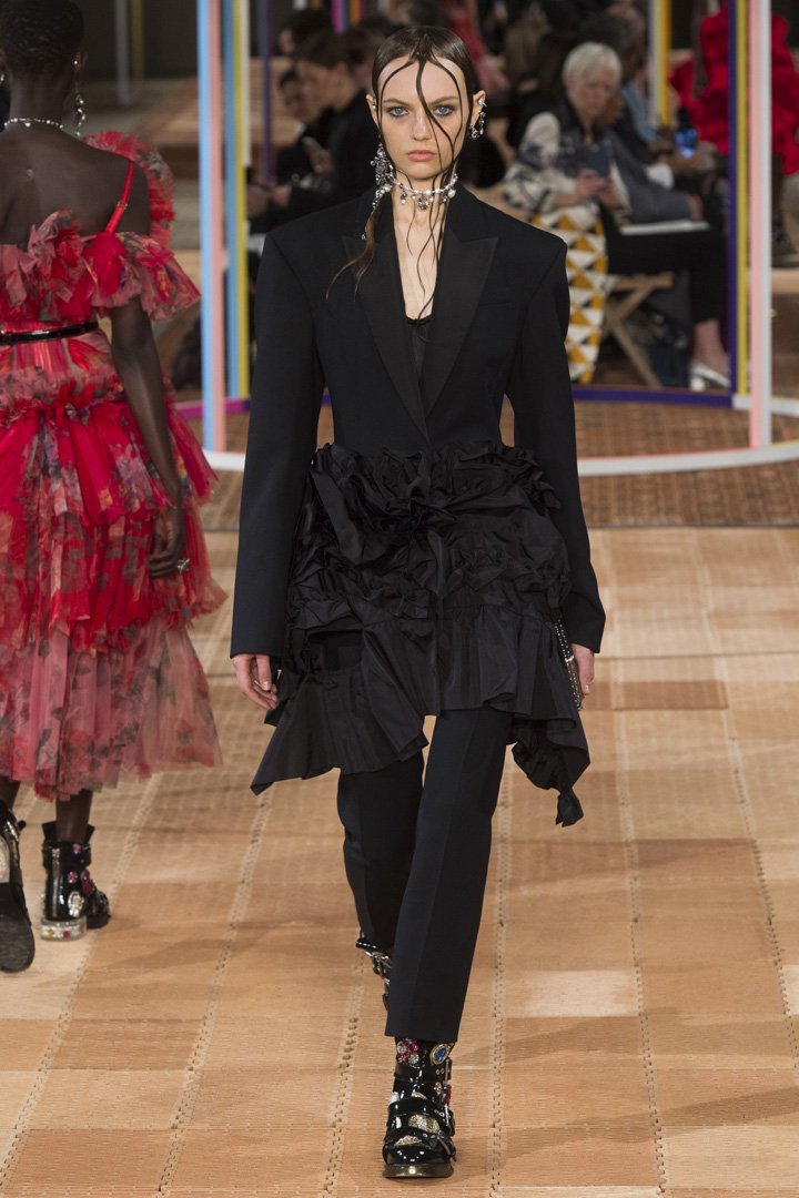 Alexander McQueen 2025巴黎时装周时装秀