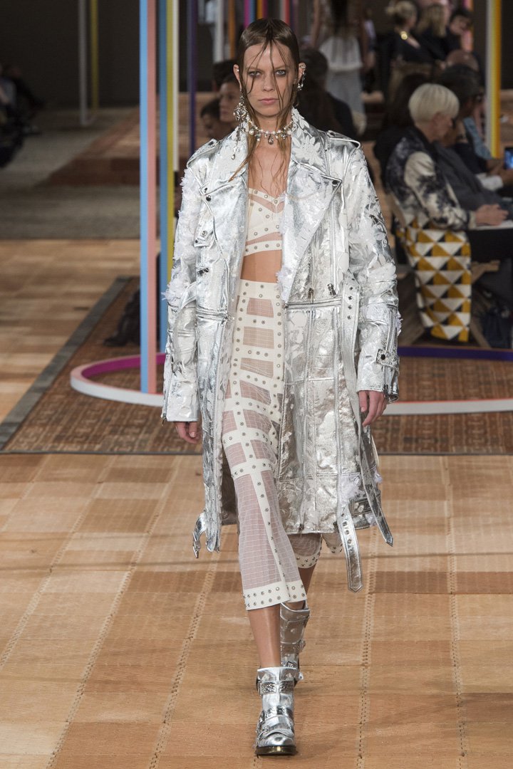 Alexander McQueen 2025巴黎时装周时装秀