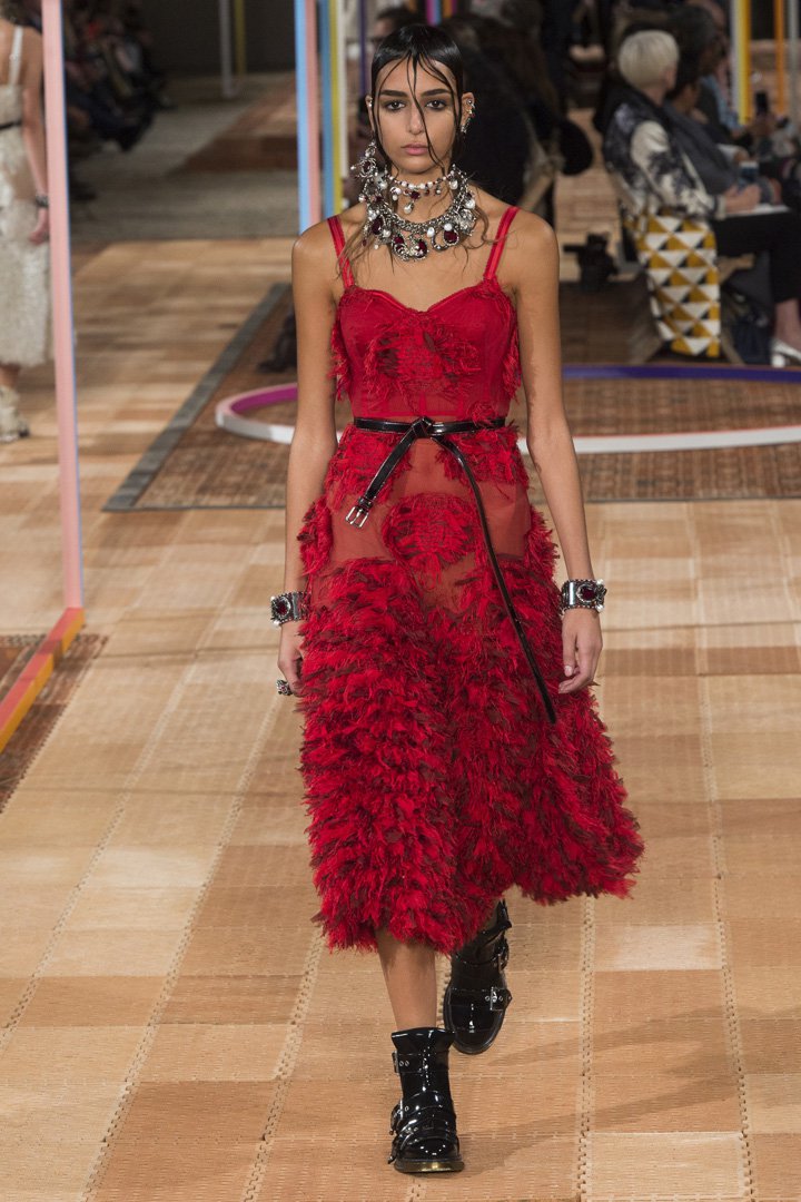 Alexander McQueen 2025巴黎时装周时装秀