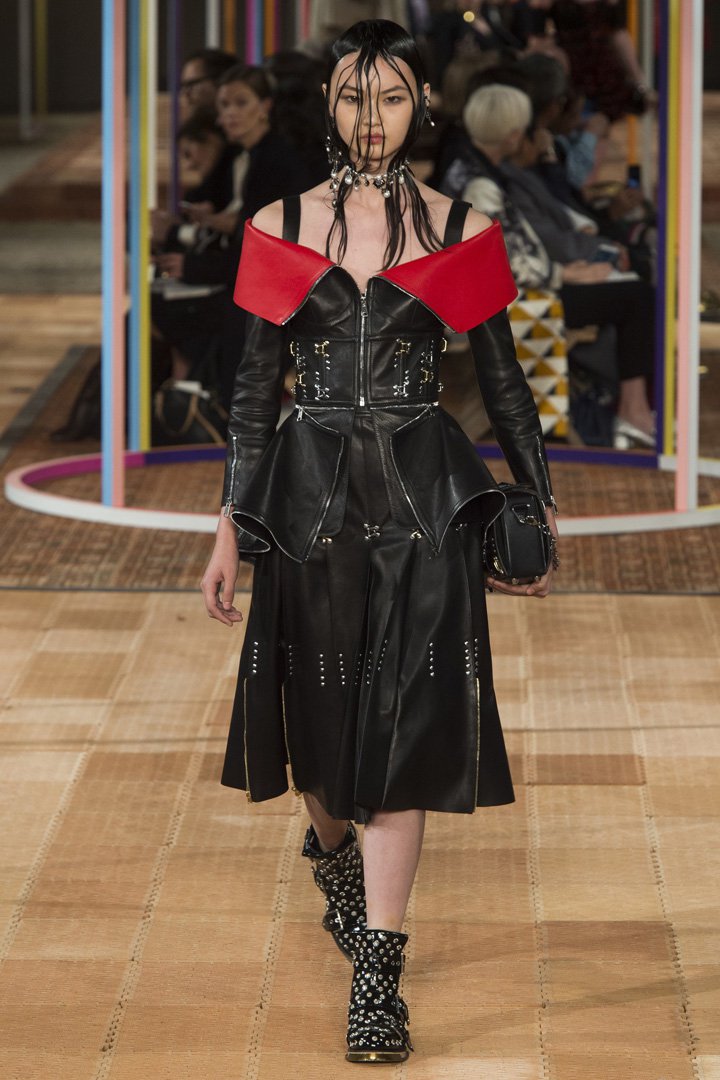Alexander McQueen 2025巴黎时装周时装秀