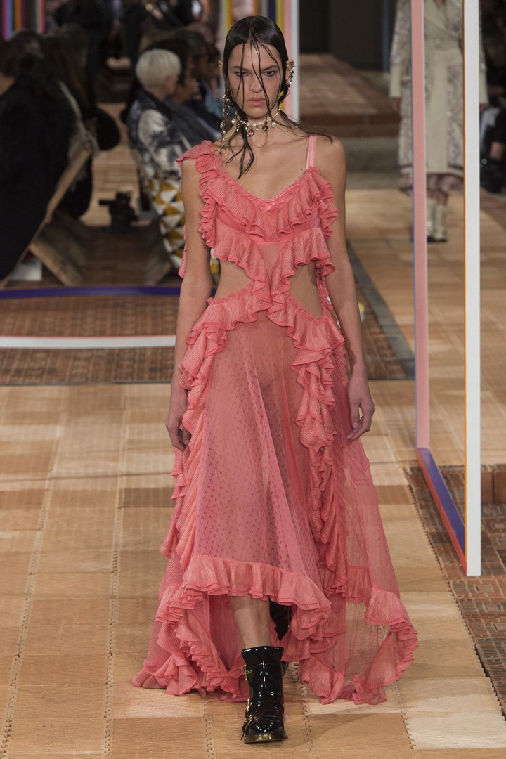 Alexander McQueen 2025巴黎时装周时装秀