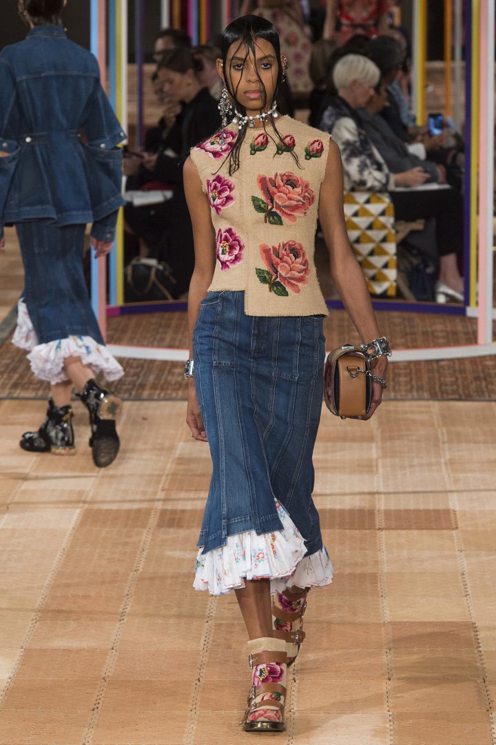 Alexander McQueen 2025巴黎时装周时装秀