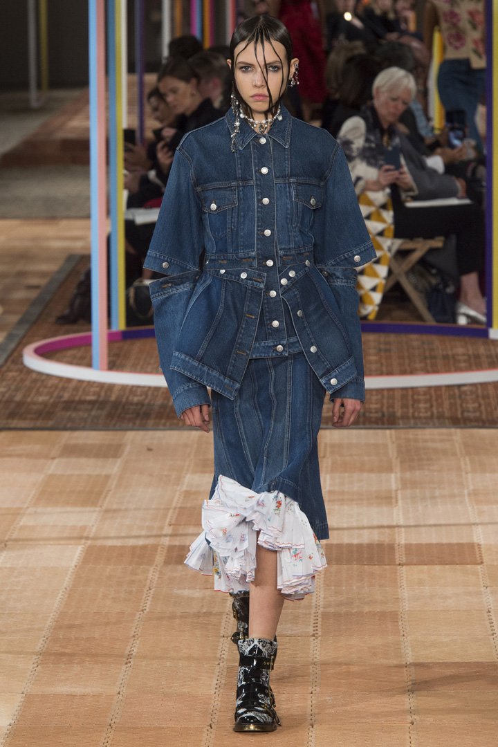 Alexander McQueen 2025巴黎时装周时装秀