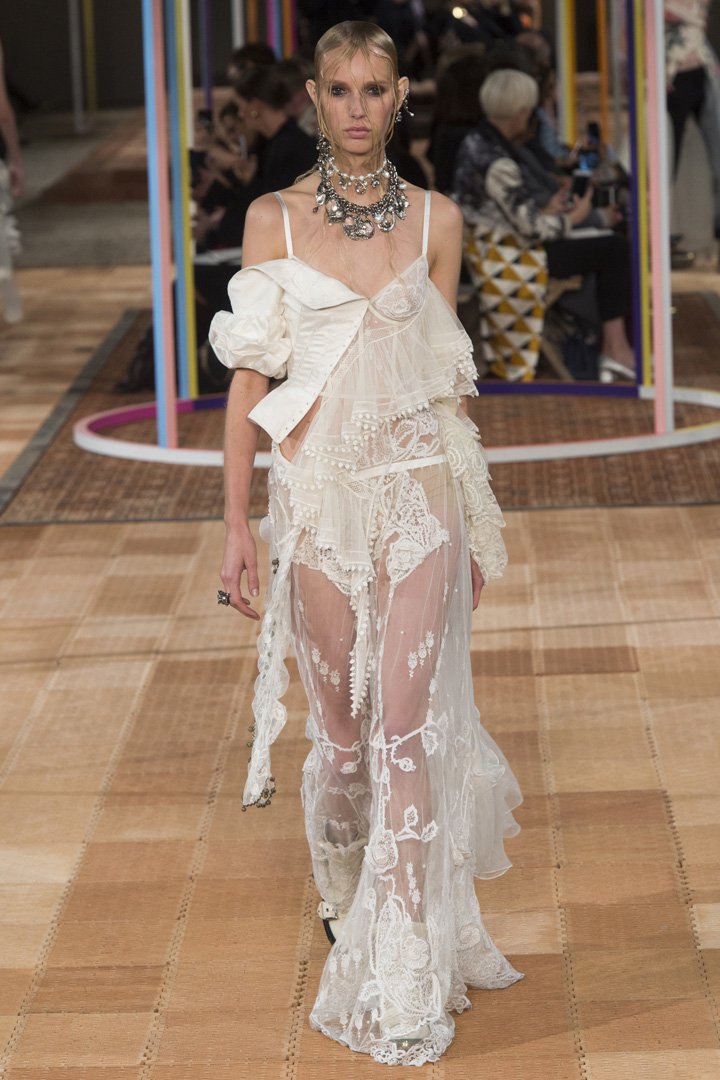 Alexander McQueen 2025巴黎时装周时装秀