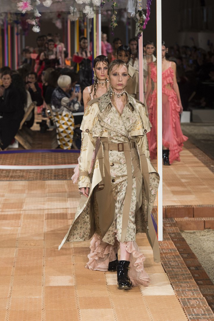 Alexander McQueen 2025巴黎时装周时装秀