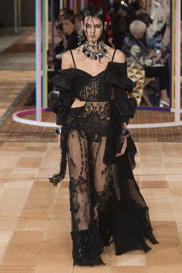 Alexander McQueen 2025巴黎时装周时装秀