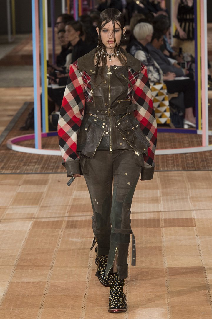 Alexander McQueen 2025巴黎时装周时装秀