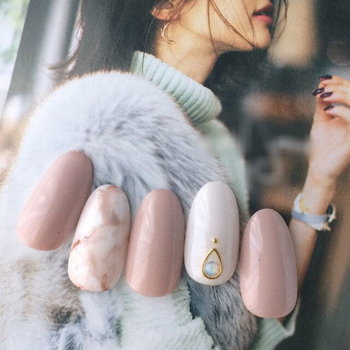 裸色美甲图片 在冬天，裸色美甲就要这样玩儿！