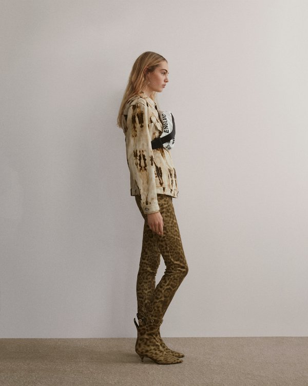 Burberry 2025服装品牌发布秀