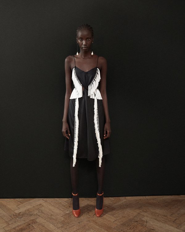 Burberry 2025服装品牌发布秀