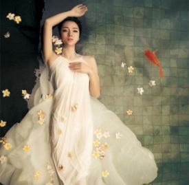 女生粉嫩妆容