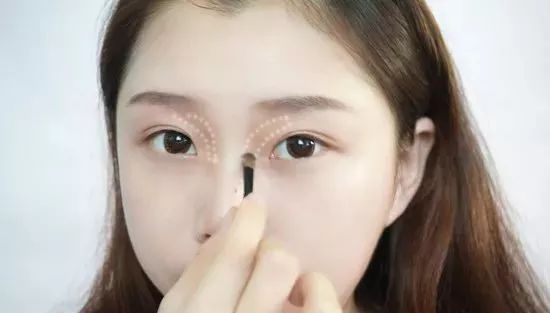 眼影的用法 眼影居然还可以这么用
