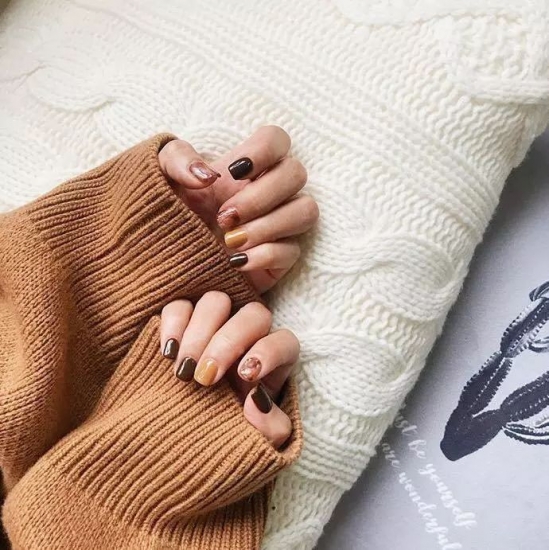 女生秋冬做什么美甲好看 2025秋冬流行美甲图片