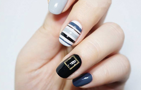 蓝色美甲怎么做 条纹美甲怎么凃