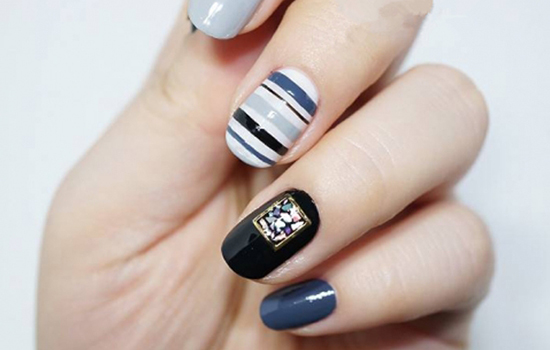 蓝色美甲怎么做 条纹美甲怎么凃