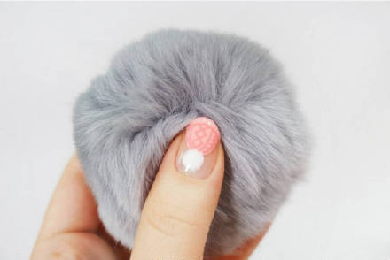 毛绒球帽图案美甲教程 毛绒球帽图案美甲怎么画