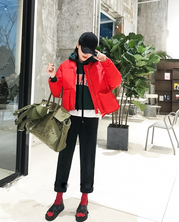 大红色羽绒服怎么搭配 大红色羽绒服搭配