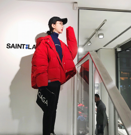 红色羽绒服搭配什么颜色毛衣 红色羽绒服配什么颜色的毛衣