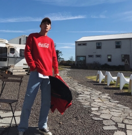 红色毛衣配什么裤子男 大红色毛衣下面配什么