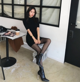 黑色针织连衣裙搭配 女士黑色针织连衣裙
