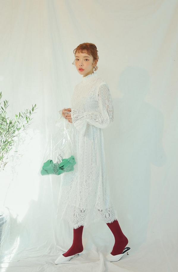 白色蕾丝连衣裙搭配图 白色蕾丝连衣裙美女
