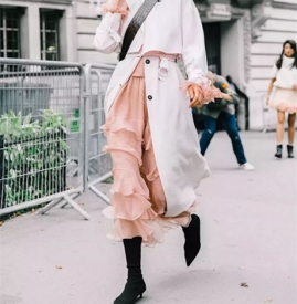秋天风衣和裙子怎么搭配今年秋天流行什么衣服 国庆旅游穿搭