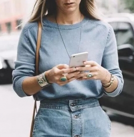 女生秋冬穿什么颜色衣服好看 2025年秋冬流行色趋势