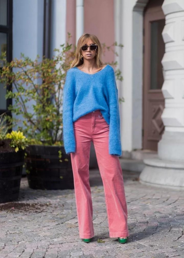 灯芯绒粉色裤子搭配 灯芯绒粉色裤子搭配图片