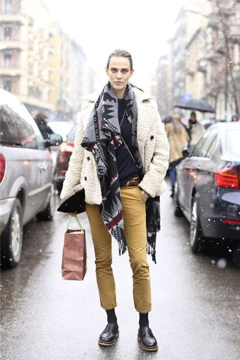 灯芯绒裤子配什么上衣 灯芯绒裤子配什么上衣图片