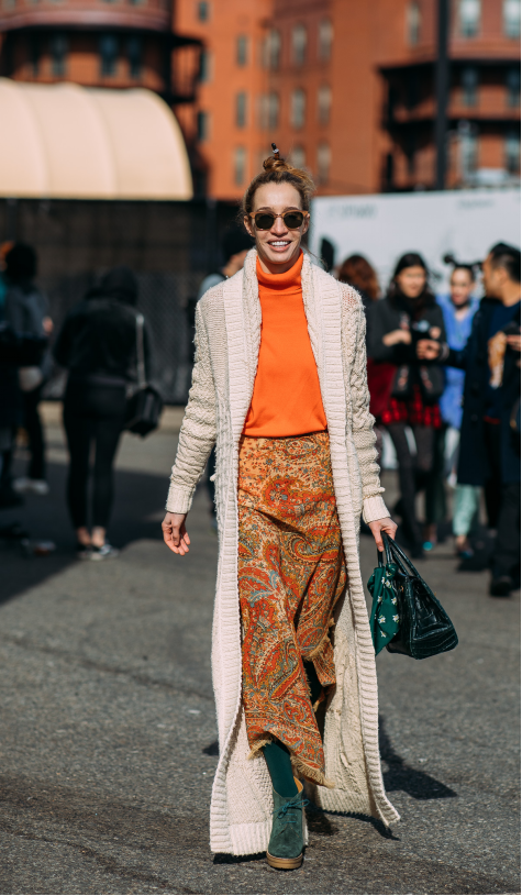 浅色毛衣怎么搭配外套 浅色毛衣怎么搭配图片