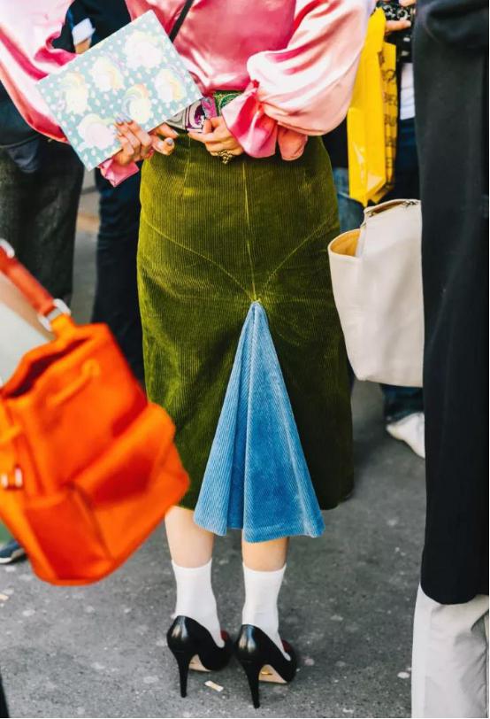 灯芯绒裙子配什么鞋 灯芯绒裙子怎么搭配鞋子