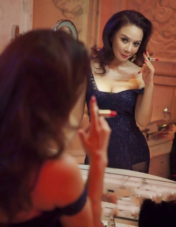 服不服,这些爷爷奶奶级的时尚icon才是穿搭灵感缪斯