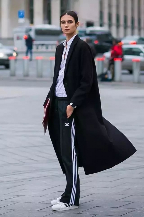 潮流新审美,气质普通的运动鞋凭什么赢得了大衣的青睐