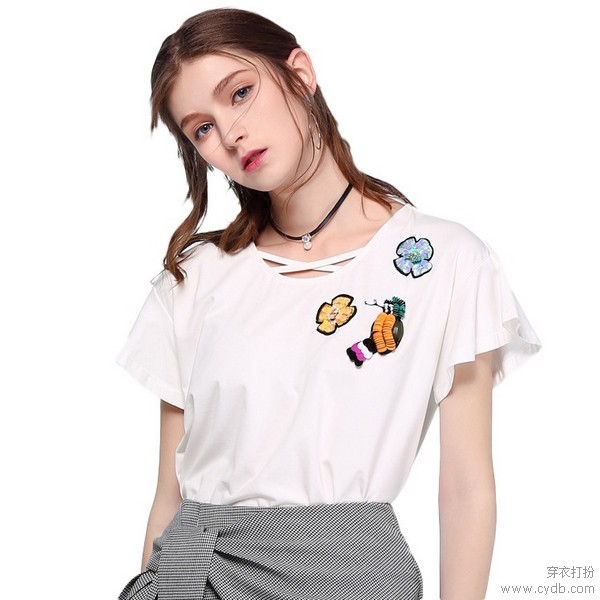抢占C位,心机衣领T恤毫不费力赢很大