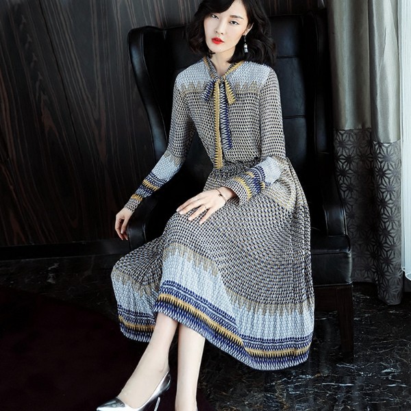 穿连衣裙的季节,就不要朝三暮四了