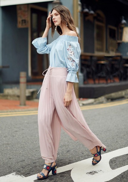 活力春夏季,趣味百褶为造型解腻